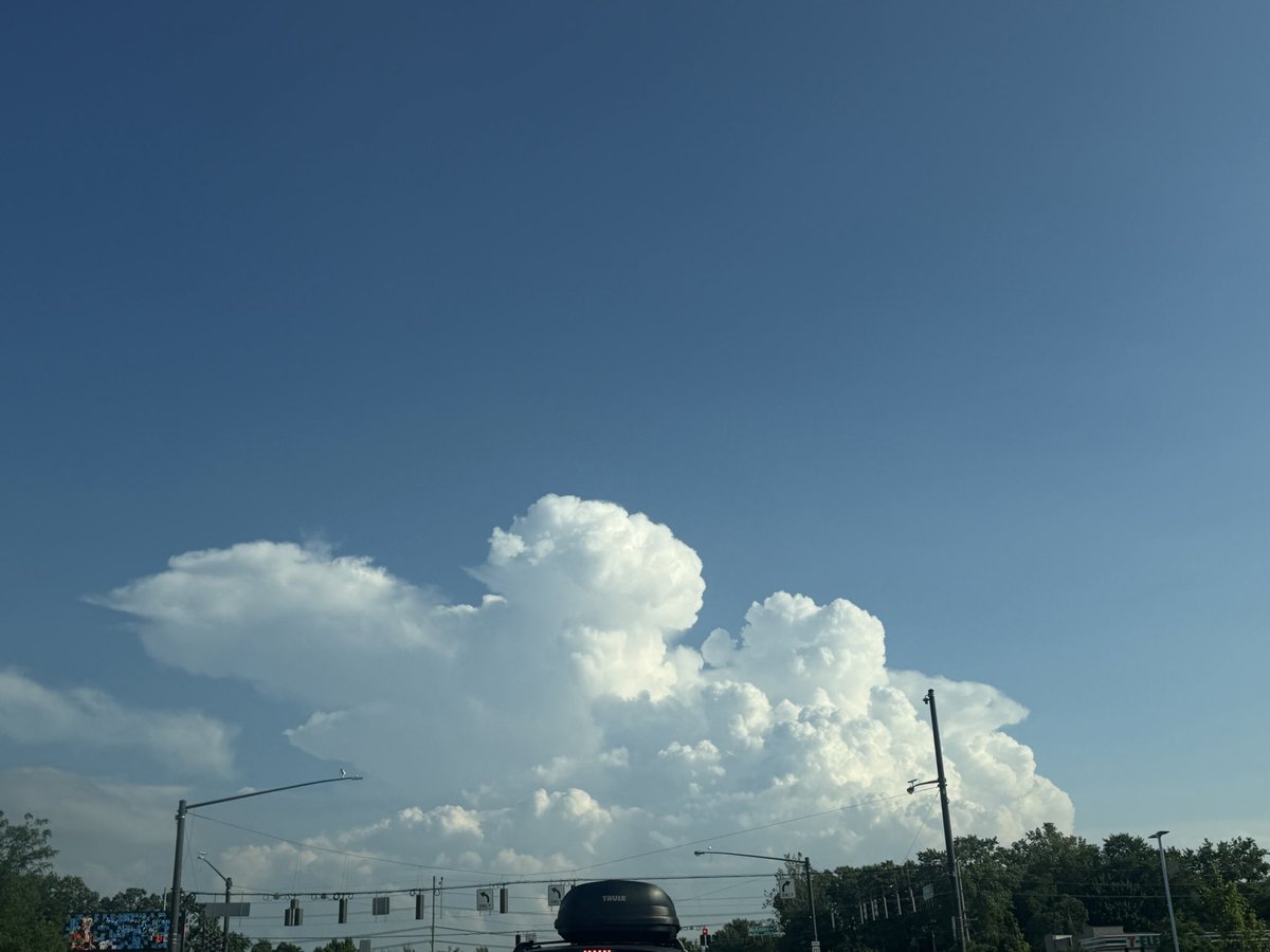 Byron_Wx's tweet photo. Mishawaka, IN - Looking South
June 6, 2026; 6:38 PM

#INwx #wxtwitter 

@spann @AaronMayWSBT @NWSIWX @LynnetteGrantWx https://t.co/x5Ad3rY5ty