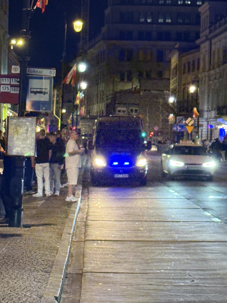 MajewskiMichal's tweet photo. Ta nowa prohibicja. Alko sklep zamienia się w „bar”. Ceny idą dwa razy do góry. Terminal się zepsuł, płatność tylko gotówką. Policja przed sklepem. Nowy Świat. Lata 90. https://t.co/98h57hWVrE
