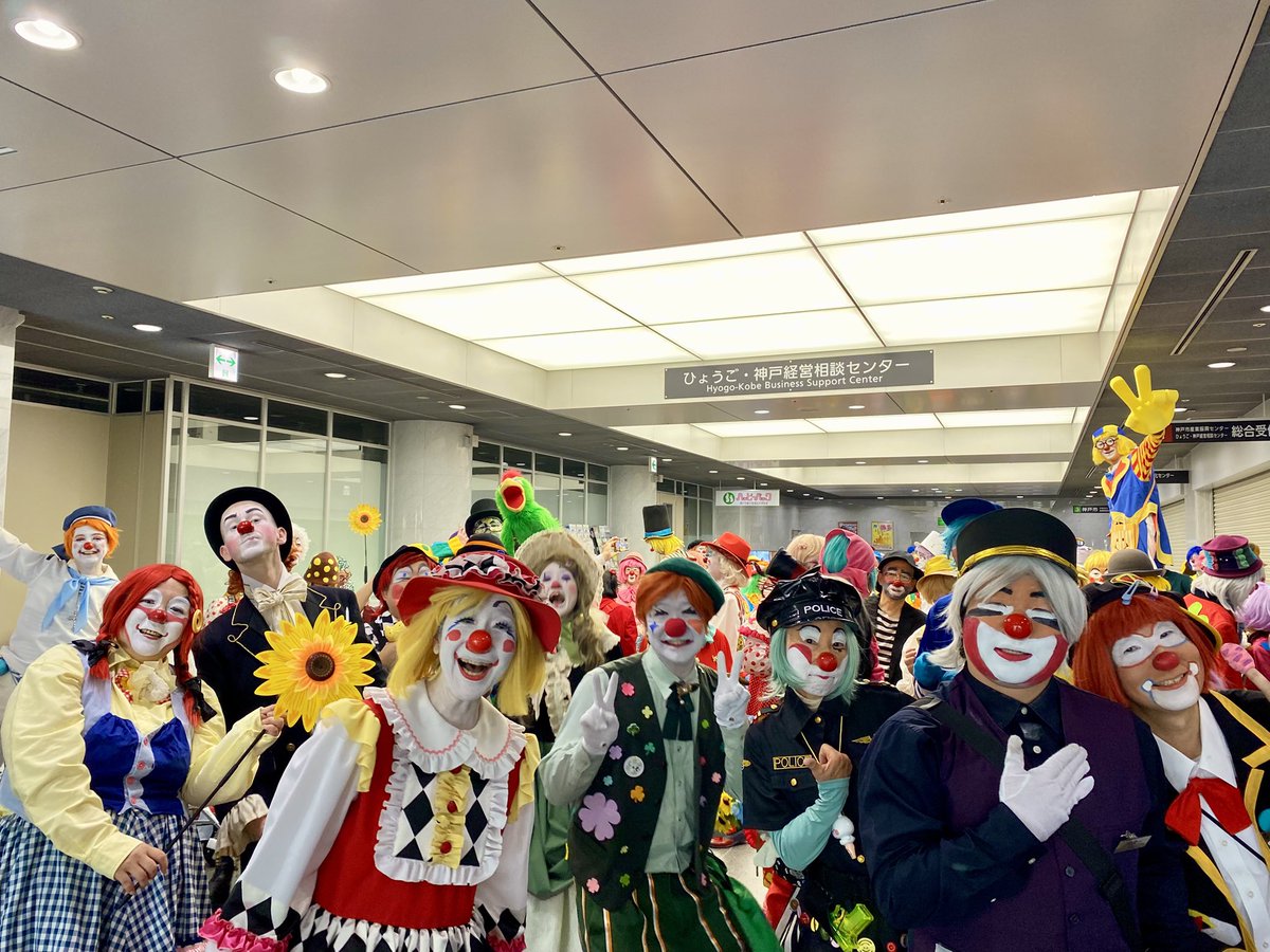 heartbeatdixie's tweet photo. '26 6/6(土)
クラウンパレードin神戸2026

世界平和の願う100人を超えるクラウンと神戸ハーバーランドを大パレード。

新開地アート広場ではクラウン達のショーや特別ゲストのウクライナ出身のバレエダンサーなど、2時間を超えるショーの昼夜2回公演。

長く楽しい特別な一日となりました。 https://t.co/iVP76VVlZN