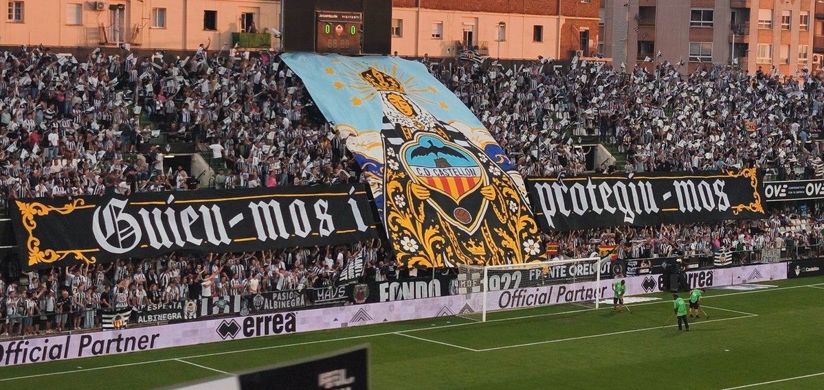 UltrasPresent's tweet photo. Tifo del Frente Orellut ⚫️⚪️ (Fondo 1922) 

Mostrando a la Virgen del Lledó [que es la patrona de la ciudad] sujetando el escudo del CD Castellón.

CD Castellón - UD Almería. https://t.co/z5LEoMy02I