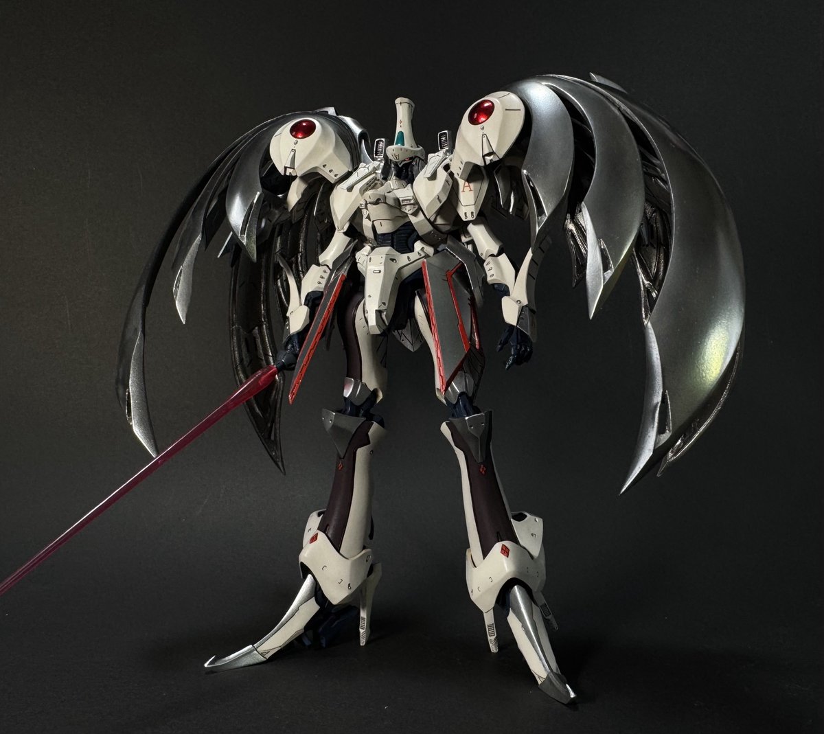 royalhouse_03's tweet photo. 改めて、新井智之氏原型のWAVE1/144オージェ・アルスキュル、完成しました〜。
手を付け始めたのが4/9なので延べ2ヶ月も掛かってしまった_(´ཀ`」 ∠)_

自分的にも初めてメーカー完成品以外の完成品を見ることにw
色も自分的にも初めてな設定画カラーに。
結構似合う😇

#fss_jp https://t.co/vKcVWI9u3u