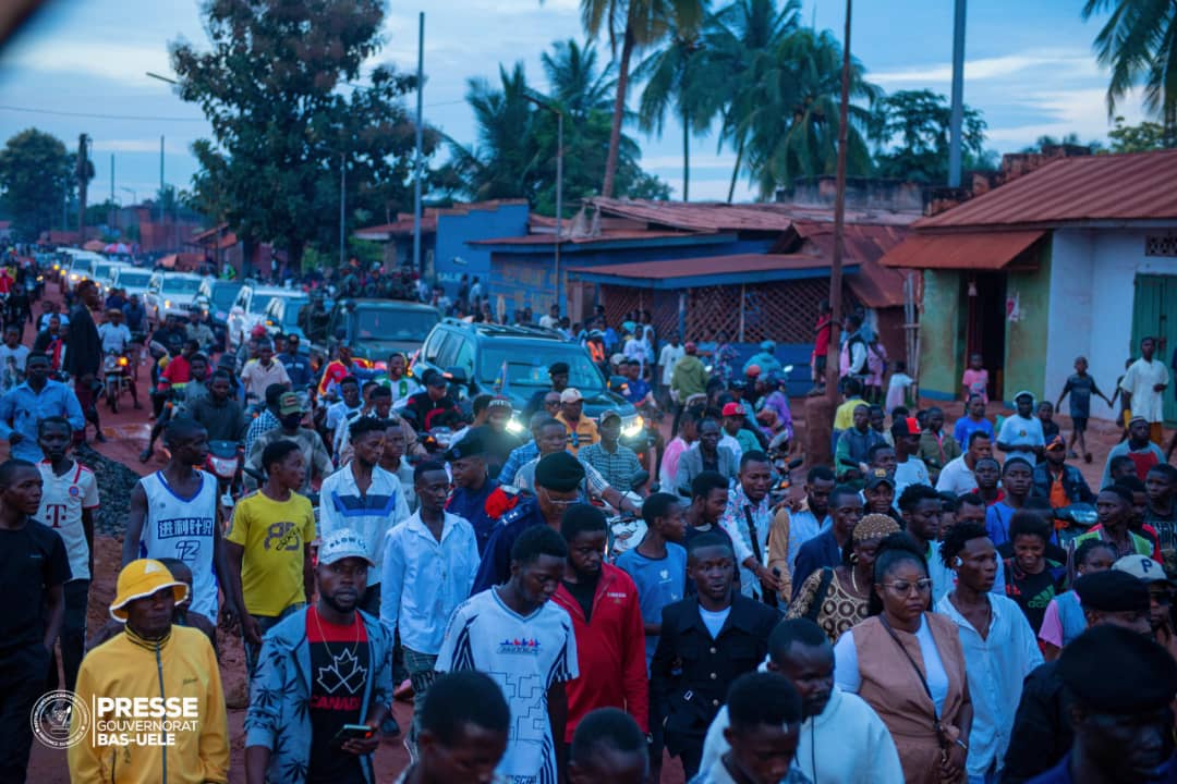 boselo12800's tweet photo. Le gouverneur #MikeDavidMUKENI,est un prévoyant et clairvoyant. Il se démarque toujours dans son engagement,il devient le premier gouverneur à sensibiliser la population pr le changement de la constitution.Un acte de responsabilité et d'accompagnement au chef de l'État @fatshi13. https://t.co/pWSeWe8Xq3