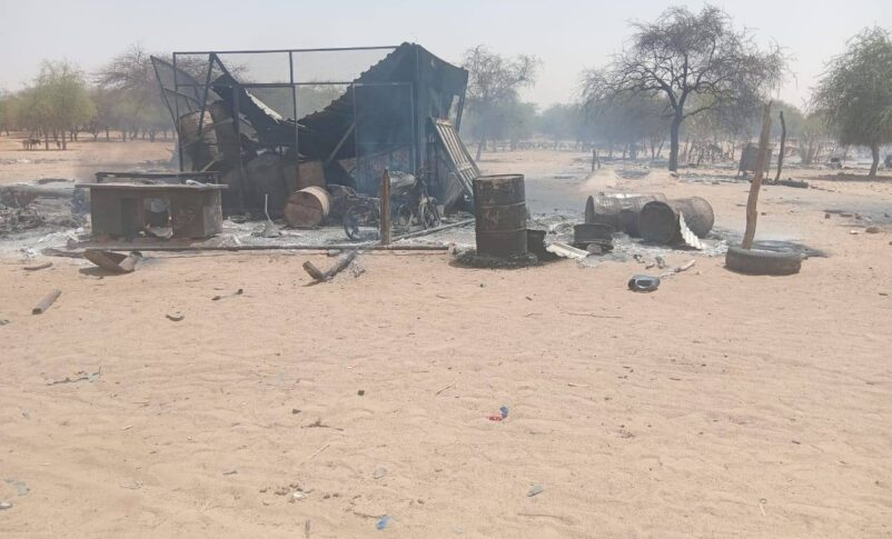 SudanTribune_EN's tweet photo. At least 13 civilians have been killed and dozens injured in consecutive drone strikes targeting Hamrat al-Sheikh in Sudan's North Kordofan state, according to the Emergency Lawyers group. The strikes hit local villages and a marketplace.
https://t.co/LmXia9xOmP https://t.co/evtLHplSMP
