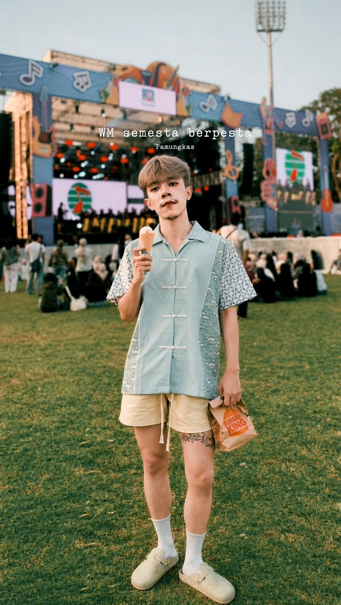 terpamungkas's tweet photo. Selamat Pagii ⛅
Happy Long Weekend 🥳

Sumpah deh guys kemarin nonton Salma Salsabil tuh berasa kea COACHELLA tauuk semua makanan ada, mulai dari burger king yg aku pegang, es krim. Vibesnya tuh Panggung Festival yg GEBYAR Bgtt! Bangga rasanya #SalmaSalsabil jadi Line Up Disna😘 https://t.co/THGl1y0WxB