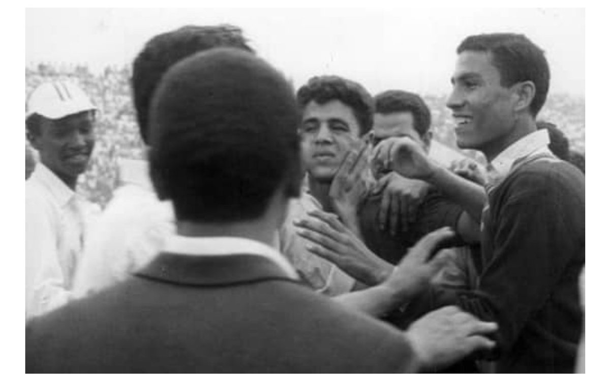 adel10s's tweet photo. نبيل نصير يتلقى التهاني بعد هدفه في شباك البرازيل بطل العالم في الاول من مايو 1960

نصير ابن كفر المصيلحة في المنوفية قرية الرئيس الراحل حسني مبارك قدم الي القاهرة ودرس في المدرسة الابراهيمية وانضم الي ناشئي الزمالك واشرف على تدريبة عمر شندي نجم الزمالك ثم تم تصعيدة للفريق الأول https://t.co/wOm3T8fjof