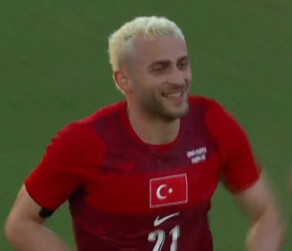 Claudioggia's tweet photo. Gol atmaya sürüklenen çocuk https://t.co/vqrDgC08NK
