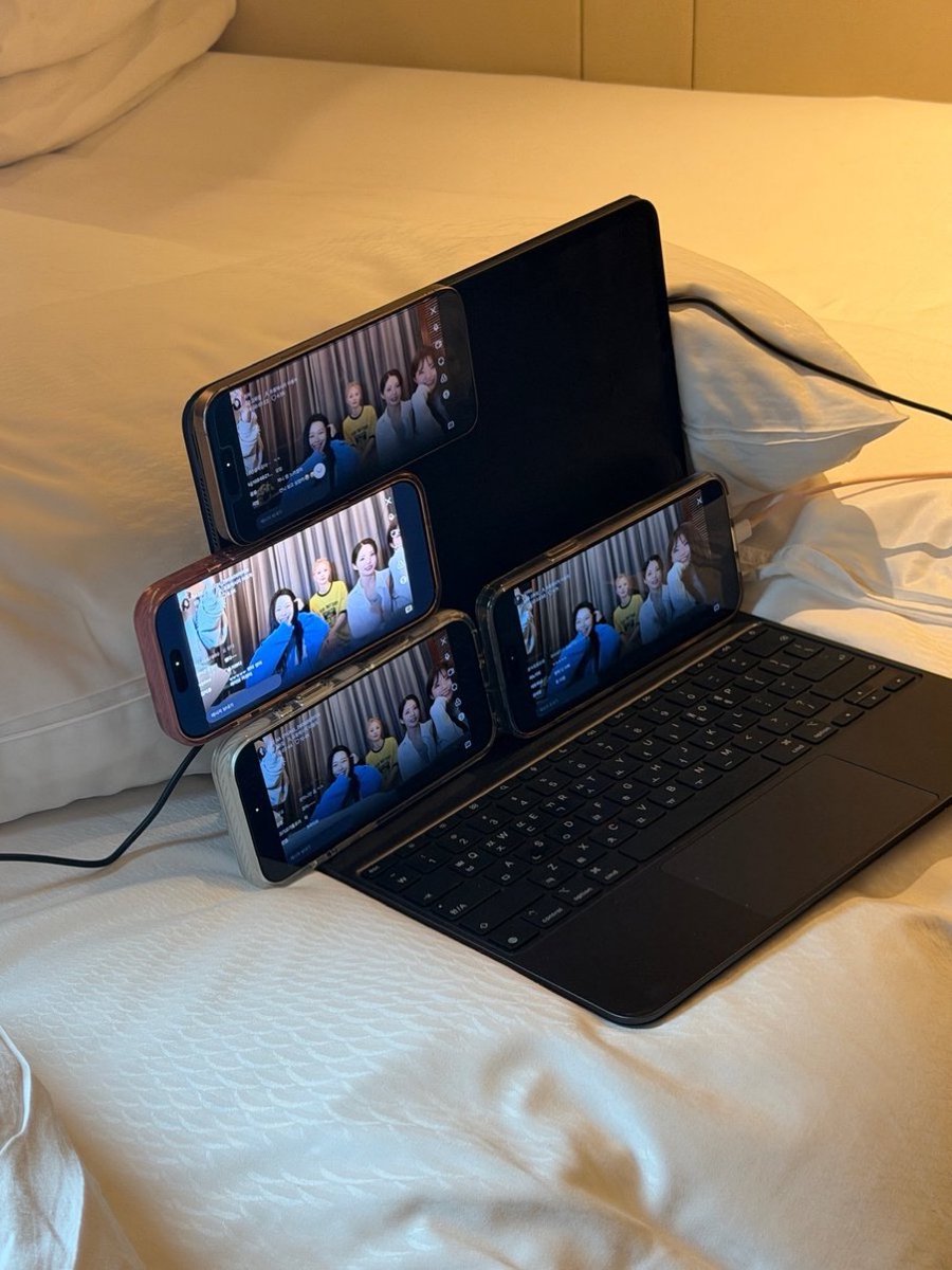 npomvtt's tweet photo. MÃES! As integrantes do fromis_9 fizeram uma live de um jeito super criativo: usando simultaneamente os celulares individuais de cada uma!

A ideia foi para permitir que fãs com assinatura de apenas uma integrante conseguissem acompanhar a live do grupo. https://t.co/Ps3y7eH4Ap