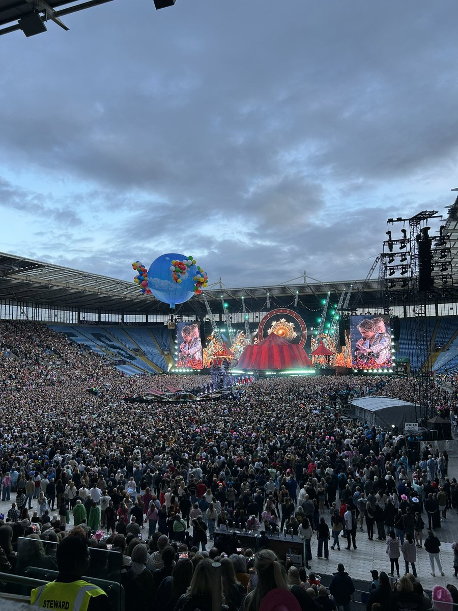 leicestermark's tweet photo. Absolutely unreal @takethat 🎪💙 https://t.co/DK8bzlvcVs