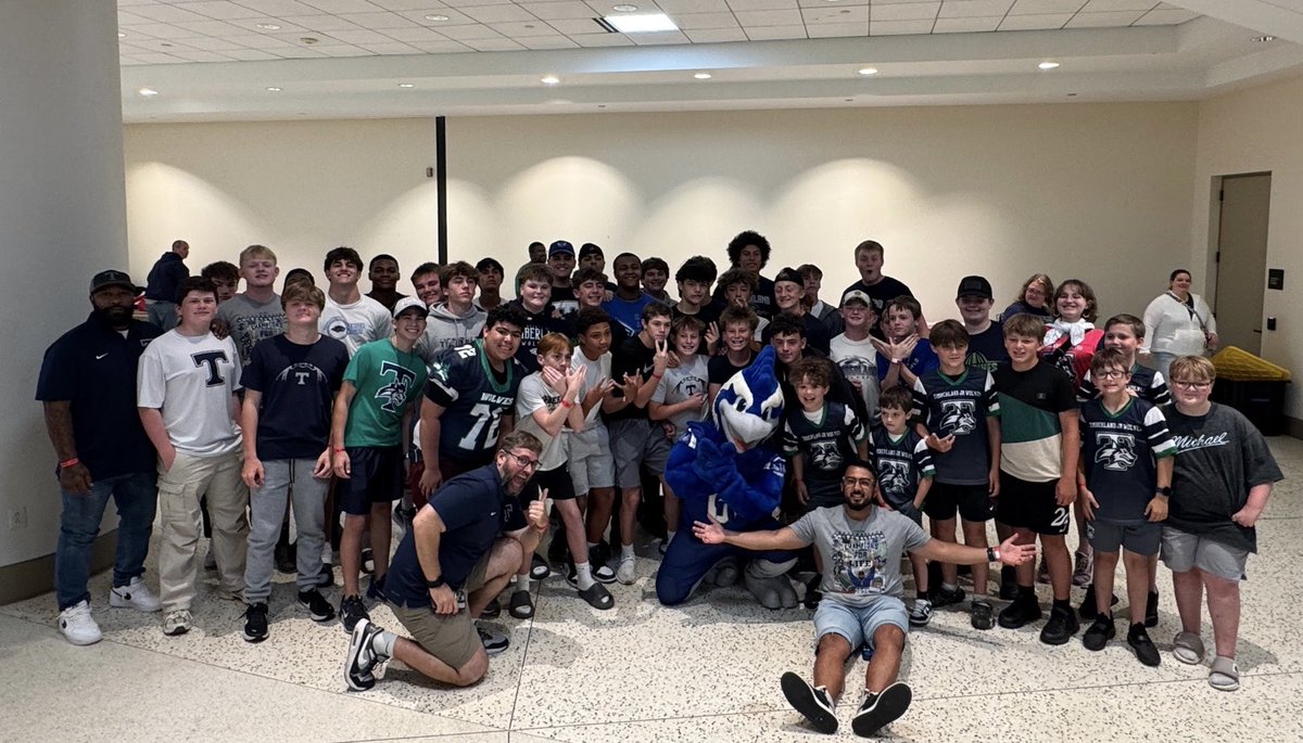 FootballTHS's tweet photo. What an amazing opportunity last friday to be a part of the pre-game. The hospitality was awesome &amp; our Wolves had a blast 🐺 Thank you @BattlehawksUFL for the experience we’ll be back 🫡 #LeadThePack #WeAreTimberland #C4L #PawsUp https://t.co/VtAXaqnUZm