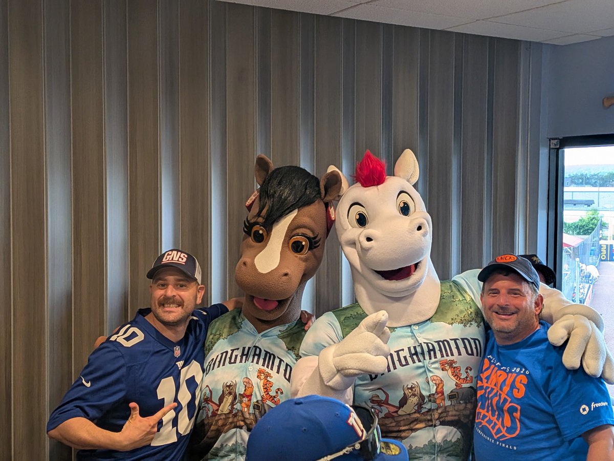 JustGiantsPod's tweet photo. Two horses - and the @RumblePoniesBB mascots!! https://t.co/0g38YAgOfN