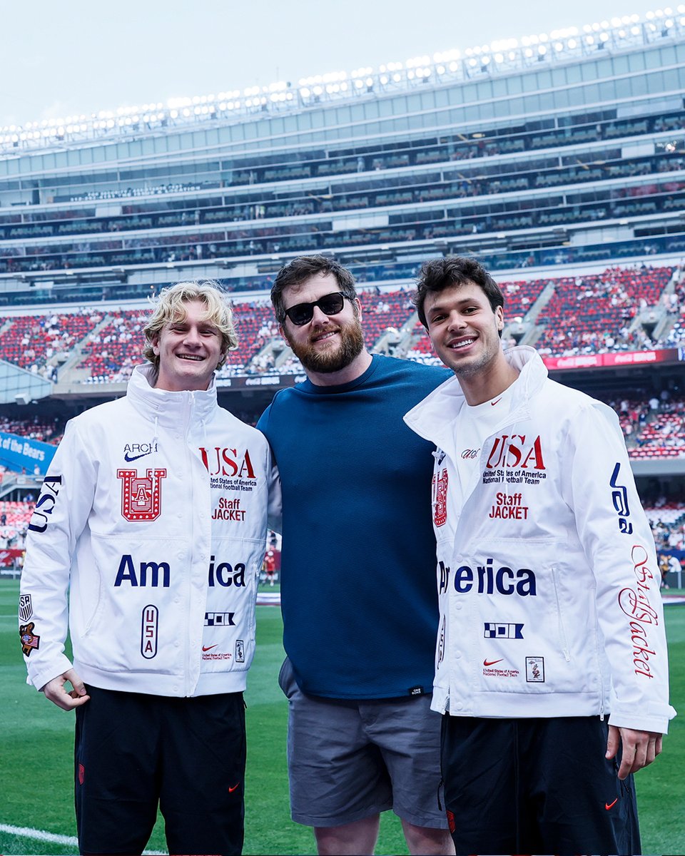 ChicagoBears's tweet photo. .@JosephThuney taking in some footy ⚽️ https://t.co/vt0KDeLTho