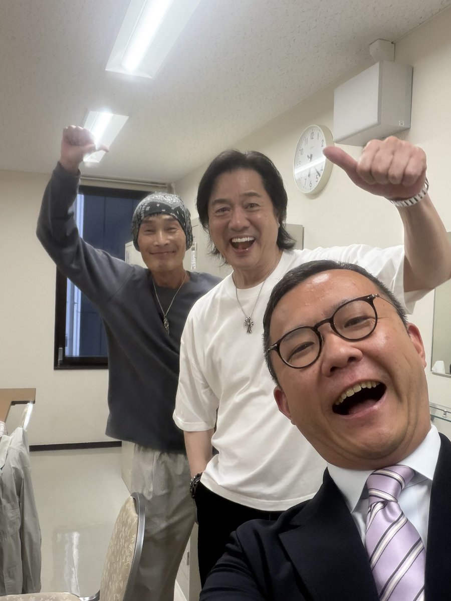tsuka_ken1's tweet photo. 審査員講評、すぐに泣いてしまった高知さん。
何とか堪えたあきひろおにいさん。

三人リアルで揃ったのは久々で嬉しかったです。 https://t.co/6FqZRpDqdT