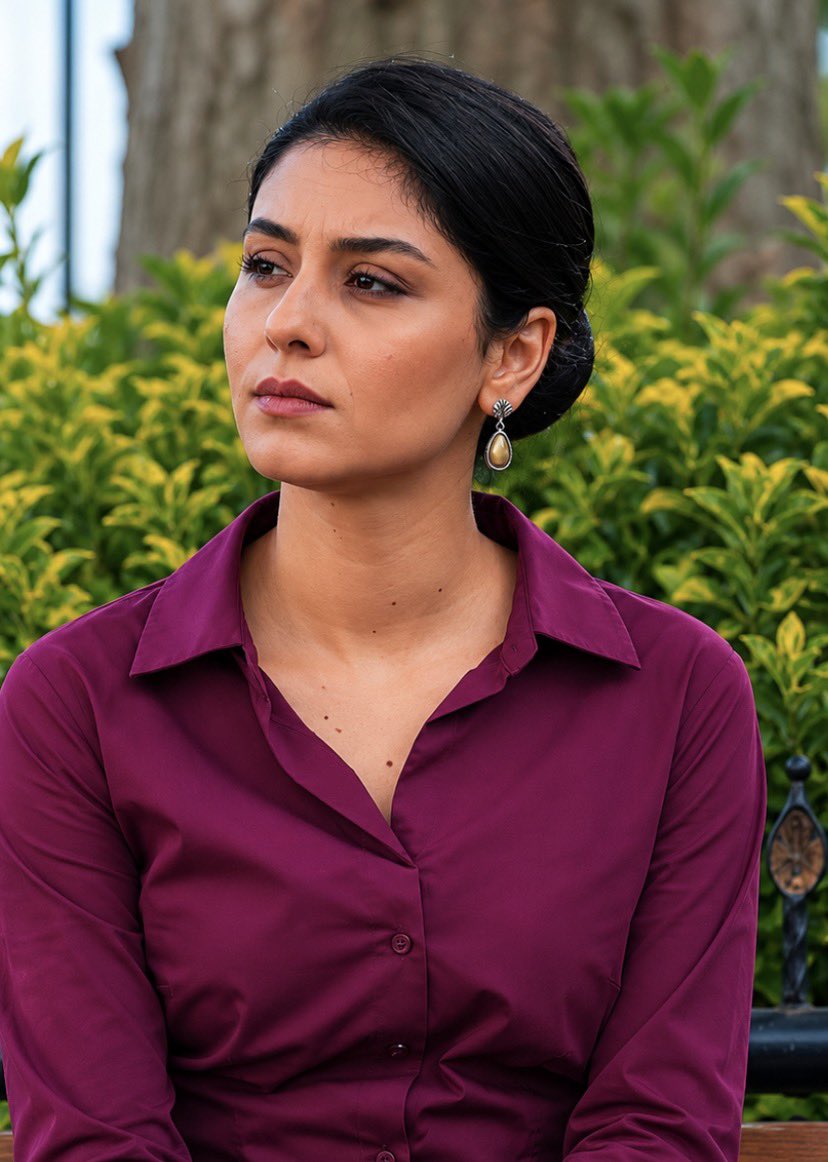 Please540317's tweet photo. @_sevdigimsensin @startv @ayyapim ❤️❤️ #Derya #Feride #SevdiğimSensin https://t.co/Zo5Uegd5hH