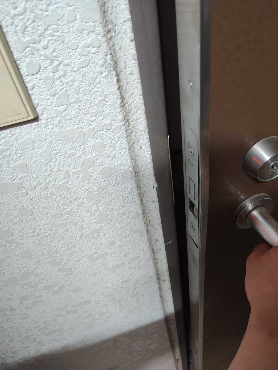 Locksmith1524's tweet photo. 夜間玄関解錠

鍵を失くしてしまったとの事😥

無事鍵穴より解錠です😊

#鍵屋
#玄関解錠 https://t.co/7AeAlw4aef