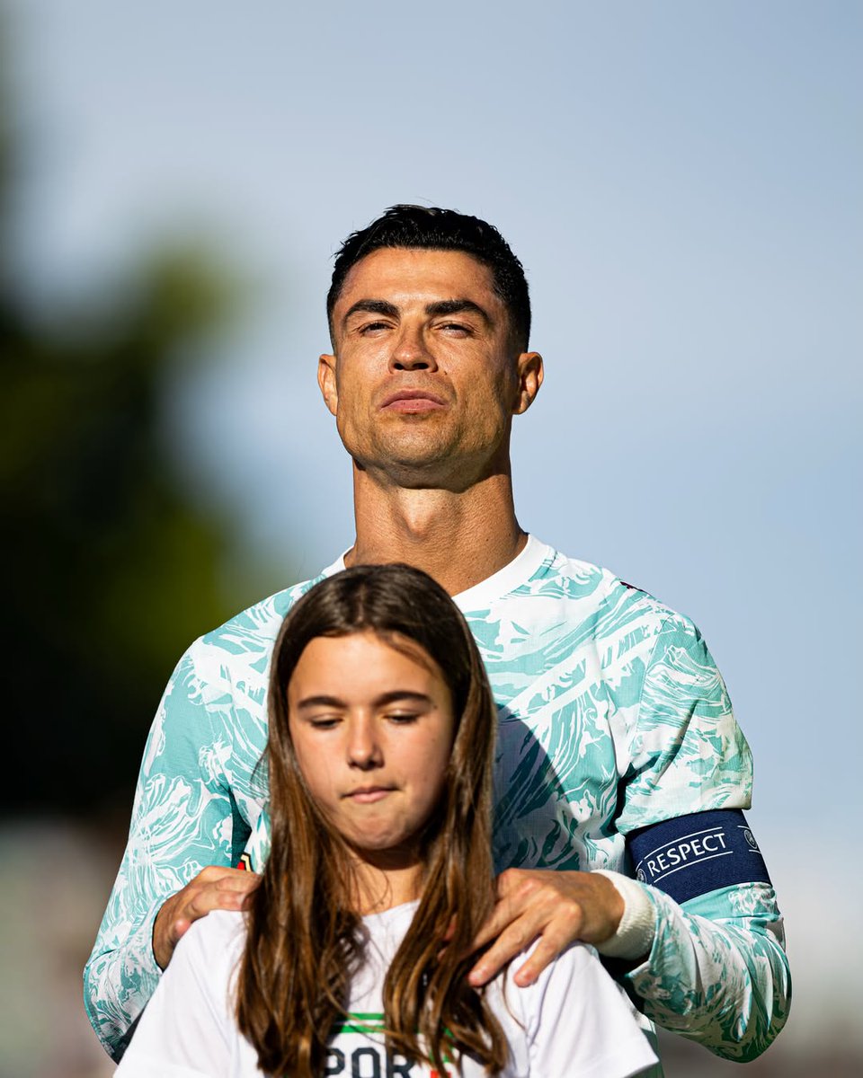 xllam71's tweet photo. WHAT A PIC CR7 🥶
#PORCHI #FIFAWORLDCUP https://t.co/qDnU6J7o4T