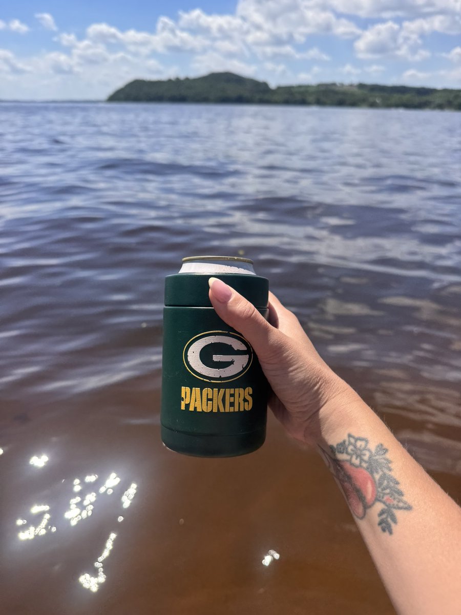 LoFromWisco's tweet photo. First real lake day of the season. WAVES UP #gpg #local https://t.co/3DR2FIPvaH
