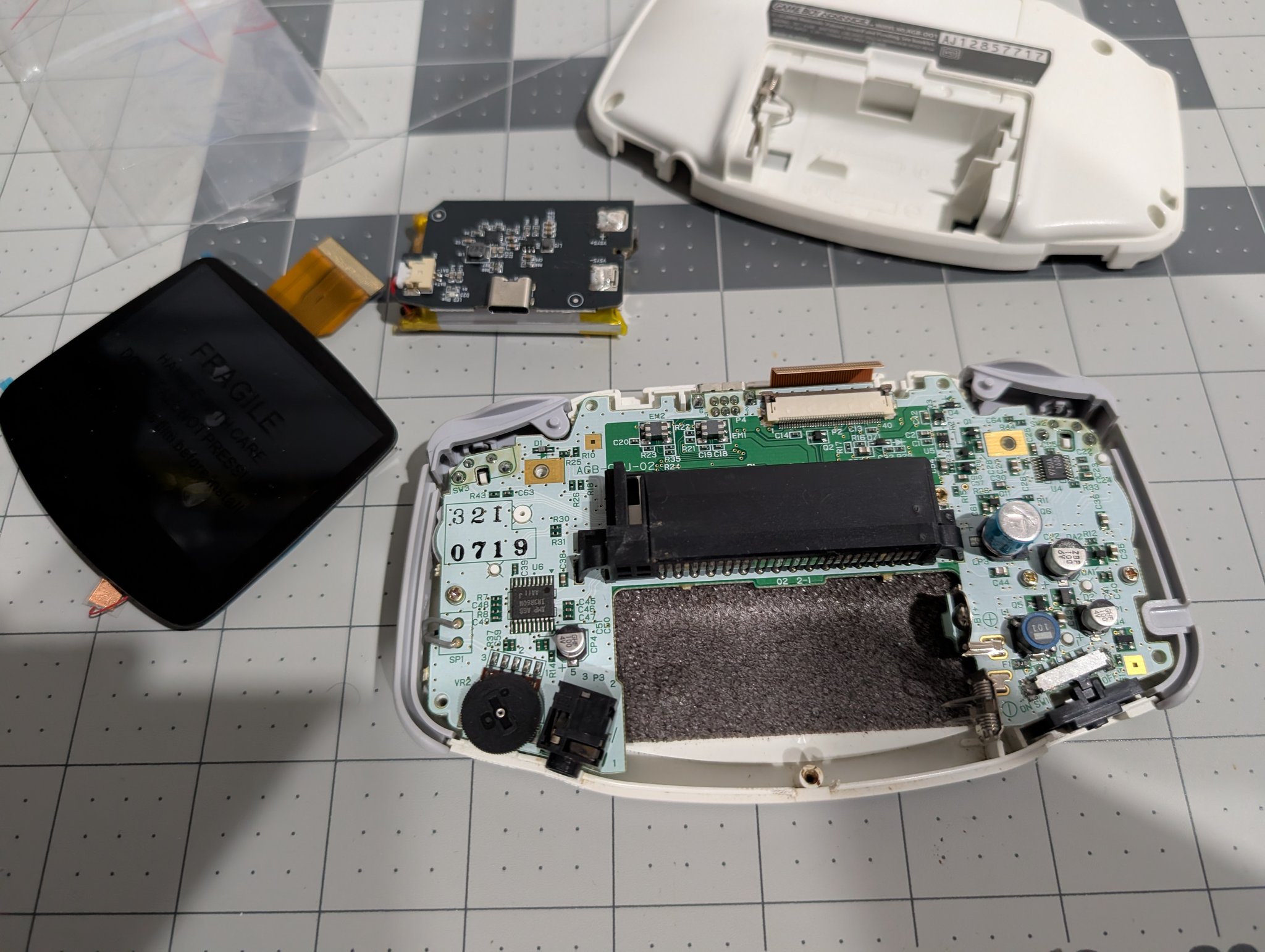 1 pic. GBA IPS screen and USB-C battery upgrades are rad. https://t.co/5KB7wuh8NU