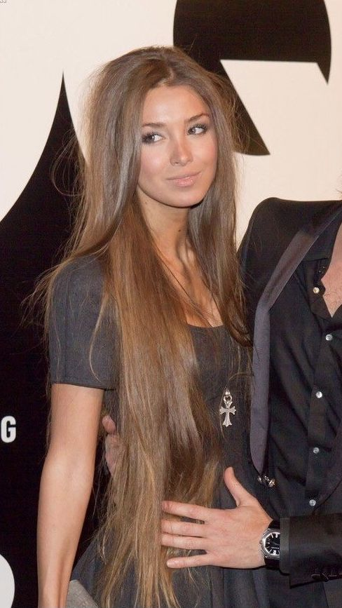 basedrexic's tweet photo. why does very long hair give fashionable nymph fairy princess on some women and comfort blanket social anxiety horse girl autism on others? https://t.co/bd8KQltYdQ
