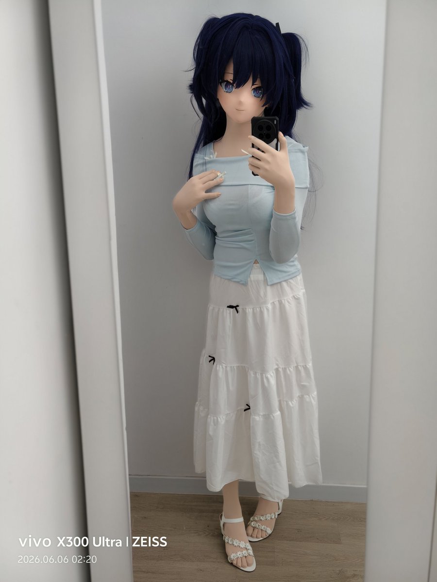 Adago996's tweet photo. 尝试穿出淑女范的优香(๑òᆺó๑)
久违了大家～千年会计再次登场！夏季到了，优香出门搭配当然要清楚系淑女啦！
p.s.实际上本来只想着穿一下戴一下看看，没想着拍，但戴上头壳后一照镜子，好可爱好优雅，立刻自拍起来~
#着ぐるみ #kigurumi #cosplay #ブルアカ  #早瀬ユウカ https://t.co/RyboCWUn5h