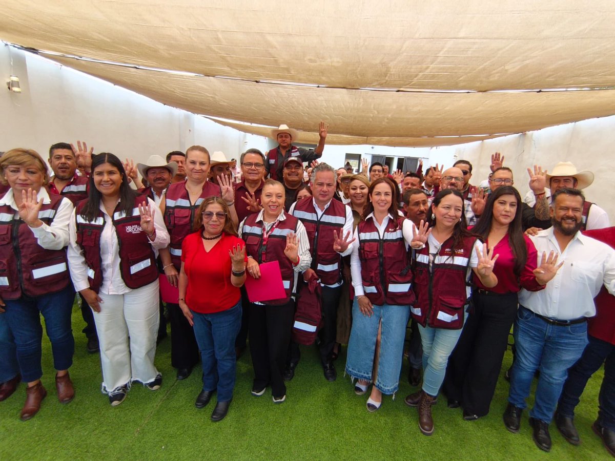 SNietoCastillo's tweet photo. La transformación se construye escuchando. Hoy reconocimos a mujeres y hombres comprometidos con recorrer cada comunidad de Querétaro para atender las necesidades de la gente. La desigualdad no se combate desde un escritorio, se enfrenta caminando junto al pueblo. #SantiagoDeQuerétaro