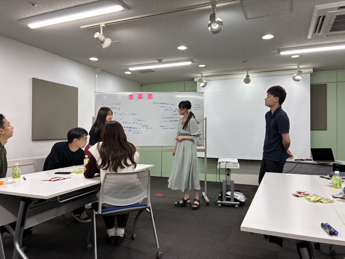 YakumiLab's tweet photo. ヤクミラボNEXT
実践ワークの様子✏️
みなさん真剣に取り組んでくれていました。実践ワークでは、用意したお題に対してグループで話し合って提案をしてもらいます💭
内容も大事ですが、何よりも取り組む姿勢・スタンスが重要です🌱 https://t.co/hwzAOf1z7l