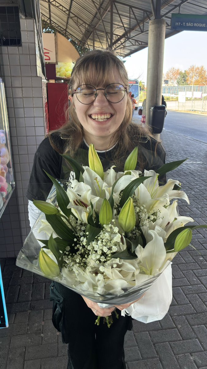 theblackkmage's tweet photo. Eu pensando nesse buque desde que ele me falou que gostava de lirios, ver o sorriso dele e a animação cheirando as flores pagou cada centavo, eu daria um buque todos os dias… @Isaakzao https://t.co/YbeSWRhece