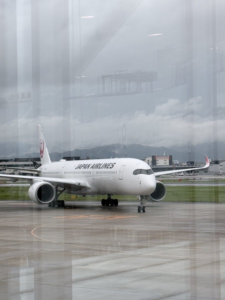 ashimare's tweet photo. 今日乗る飛行機がスポットに入ってきた。
やっぱりＡ350はカッコいい！ https://t.co/irAGsAEBbo
