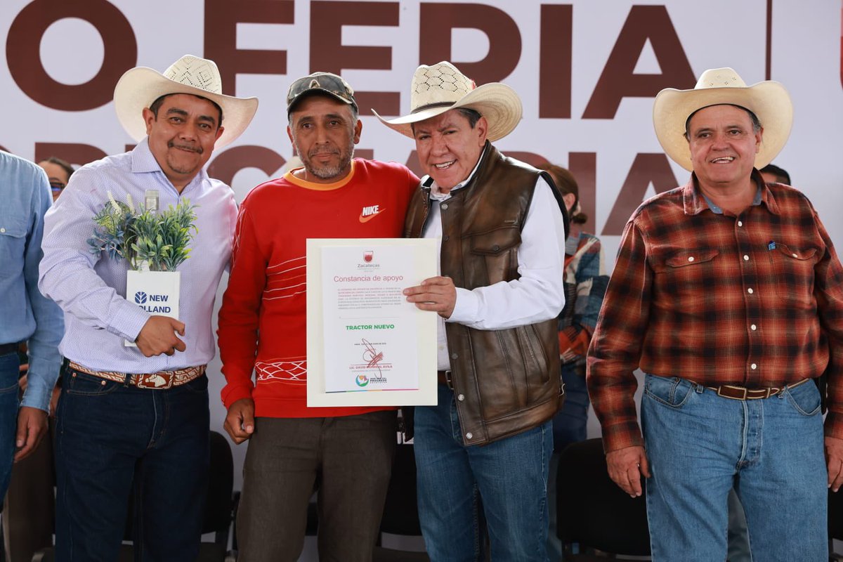 DavidMonrealA's tweet photo. En la Expo Feria Agropecuaria, en Pinos, refrendamos nuestro compromiso con quienes todos los días hacen producir nuestra tierra. 

A través de la entrega de apoyos agrícolas, implementos y subsidios para la adquisición de tractores, fortalecemos la capacidad productiva de las y los productores zacatecanos.

¡El campo es solución y no problema!

#AñoDelProgreso
