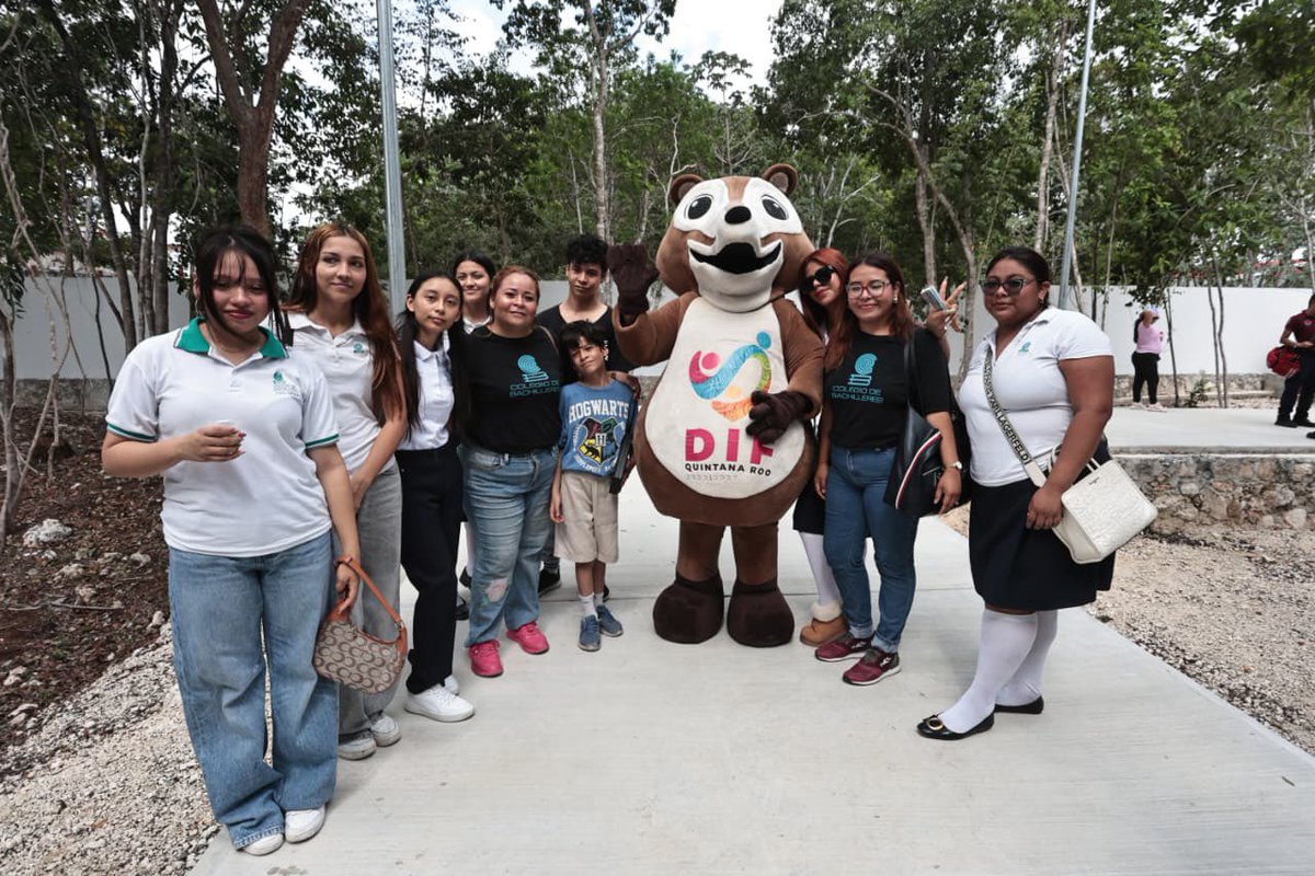 AytoCancun's tweet photo. 💙🤝 Familias fuertes construyen comunidades más unidas y en paz.

Durante la 3.ª Feria de la Estrategia Nacional para el Fortalecimiento de las Familias, del @DIF_NMX, encabezada por el @SistemaDIFQRoo las y los asistentes participaron en actividades diseñadas para… (1/3) https://t.co/Zf3IKJ7ylO