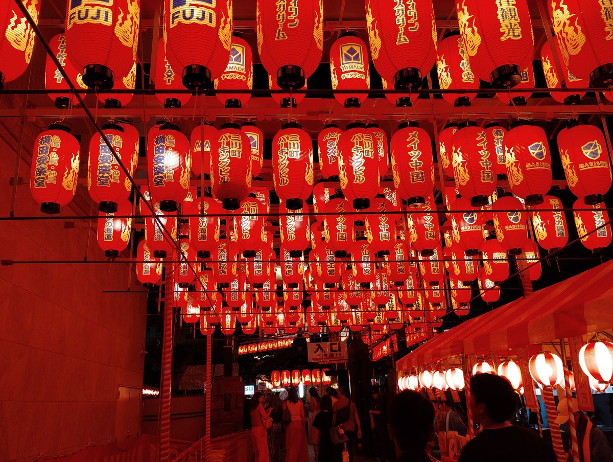 mojya67's tweet photo. 広島のとうかさんのお祭りに行きました🤩！

すごい人でした！このお祭りの時期になると、そろそろ夏だと実感します。

グランド🟣「壱法符を引いたら、うまい棒もらったサ～！」
#とうかさん祭り
#万博ぬいぐるみ部
#サーキュラー https://t.co/MVie951zAv