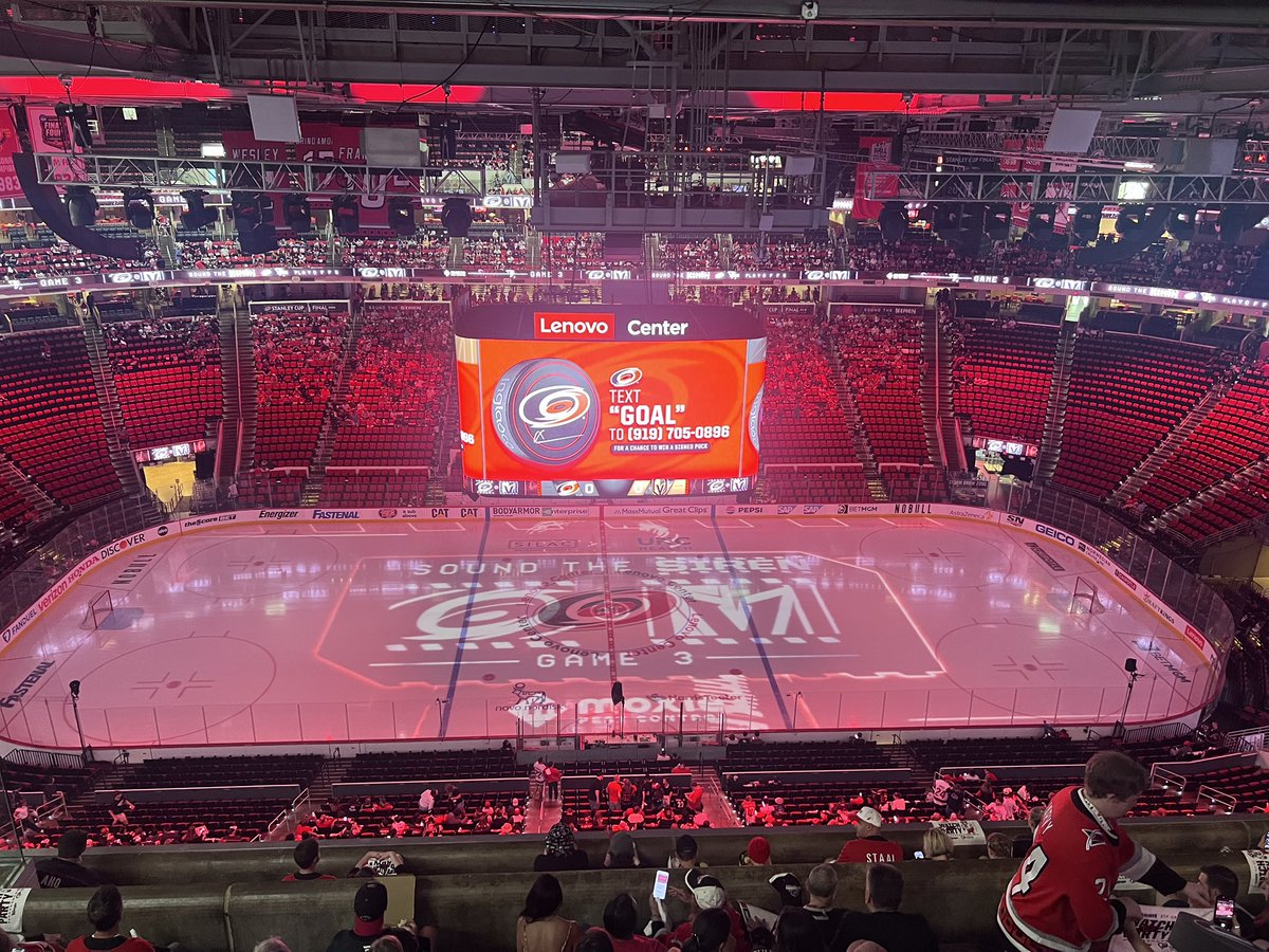 Clark3288's tweet photo. There isn’t a hockey game here tonight
#soundthesiren https://t.co/doaVEm5nM1