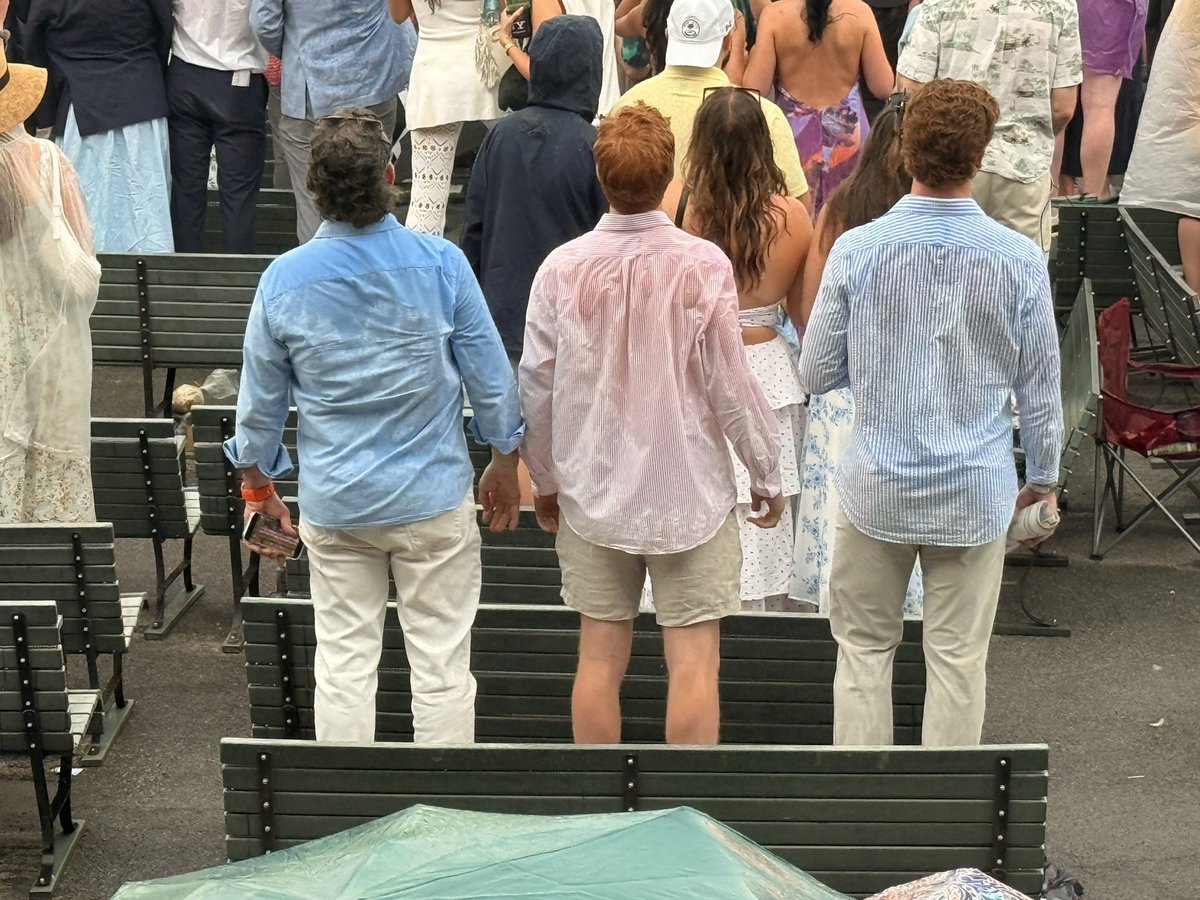 AbbyTegnelia's tweet photo. 🏇 Rain? What rain? The crowds at Belmont at Saratoga would not be deterred! https://t.co/bfC5CaiQ0s