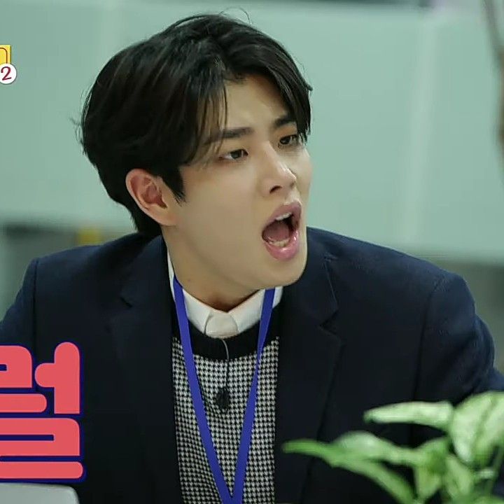 rohanine's tweet photo. Consigo ver a indignação dele com Sanha não reconhecendo os olhos do hyung 🤣🤣 https://t.co/Mp0ipk8TOH