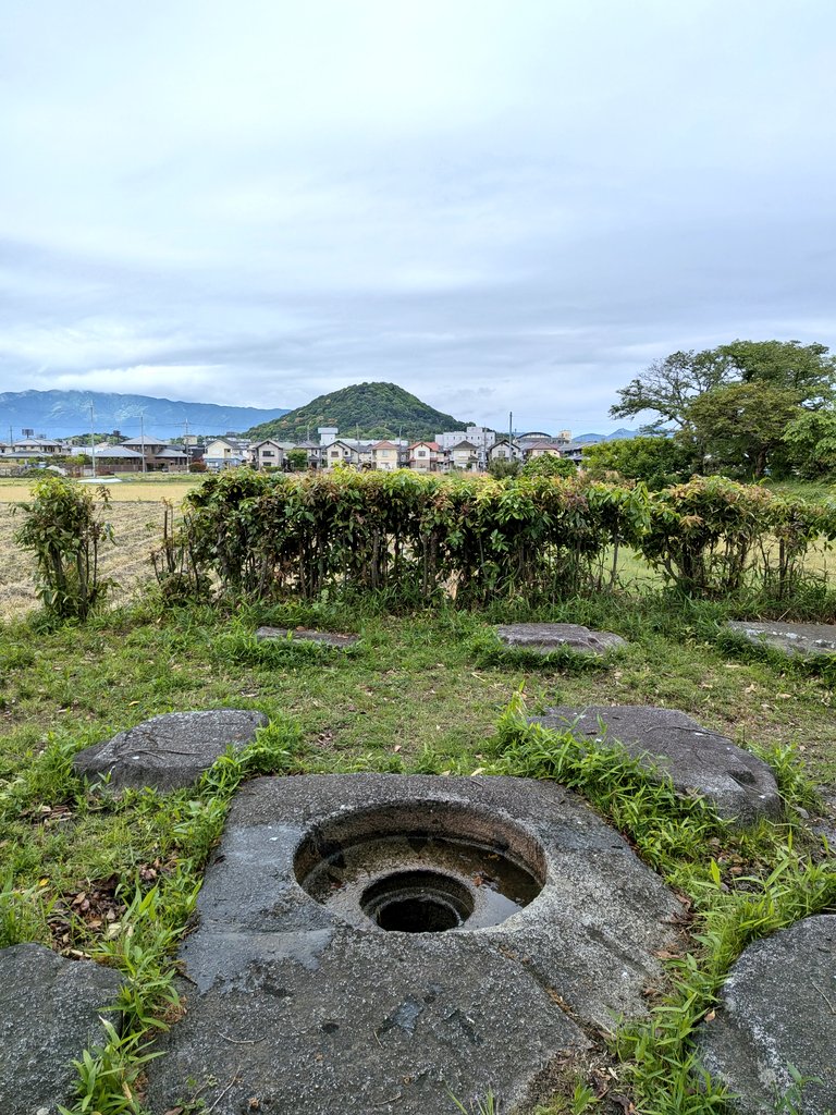 frontlinego's tweet photo. #飛鳥・藤原の宮都 の話
大官大寺跡では、礎石跡にたまった雨水を「写真撮れないでしょ」とかき出してくれた方がいて、草刈り前の地元の方々とも談笑。
旅の思い出って、こういう交流が一番残る。
地域の人が守り続けてきたからこそ今がある。
そのことを忘れずに訪れて欲しいなー
登録まであと一歩。 https://t.co/CTRu4iGJ5o