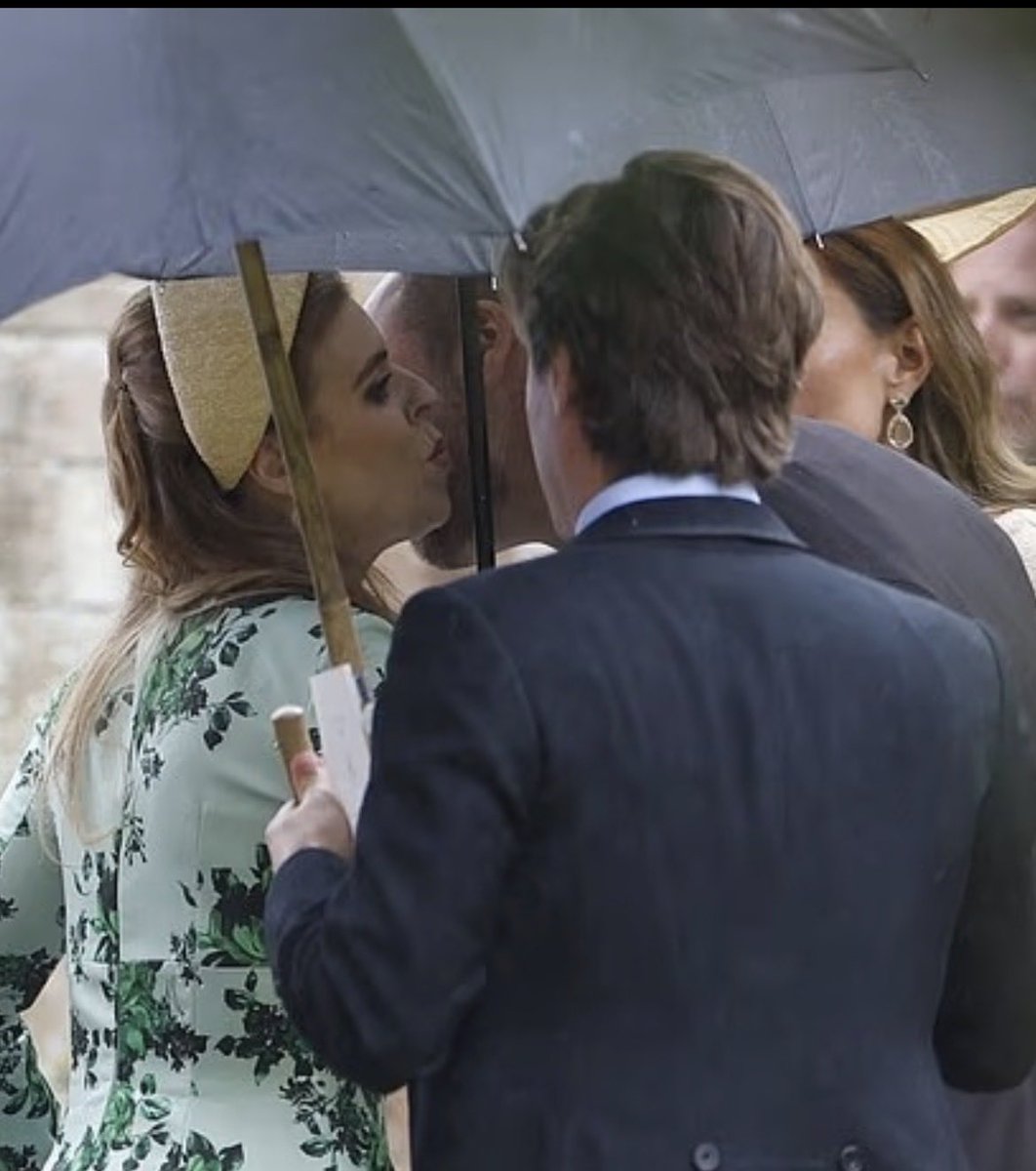 NoKingCharlie's tweet photo. #RoyalExperts
Arms length or kissy kissy ? https://t.co/6ozR9R2nLZ