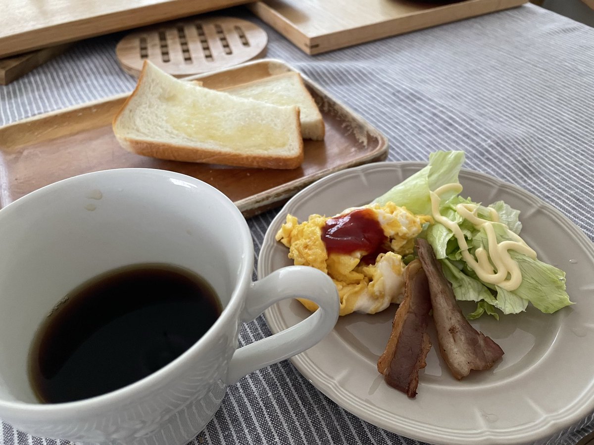 tachuwrise's tweet photo. 昨日は和食チェーンのモーニングを食べたのだが、2人で税込1200円くらいかかってなんだか高いなと感じた。ドレッシングも好みではなかったし。
で、今朝のお家モーニング。
#朝ごはん https://t.co/R5cm4fbXx5