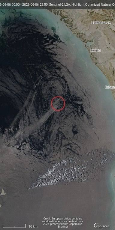 SoftWarNews's tweet photo. 🇮🇷 Citra satelit baru tertanggal 6 Juni (hari ini) mengkonfirmasi keberadaan setidaknya 133 kapal cepat Angkatan Laut IRGC di Selat Hormuz. https://t.co/H8rb14Yyix