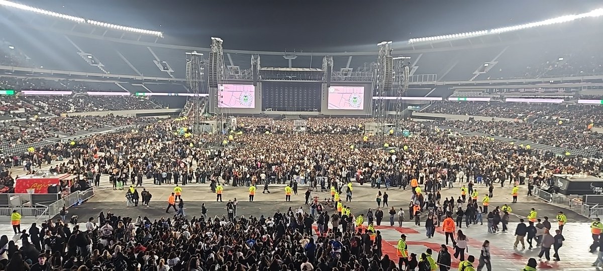 addictxespos's tweet photo. Mira lo que es ese campo y no para de entrar gente https://t.co/aYmM9jhWBU