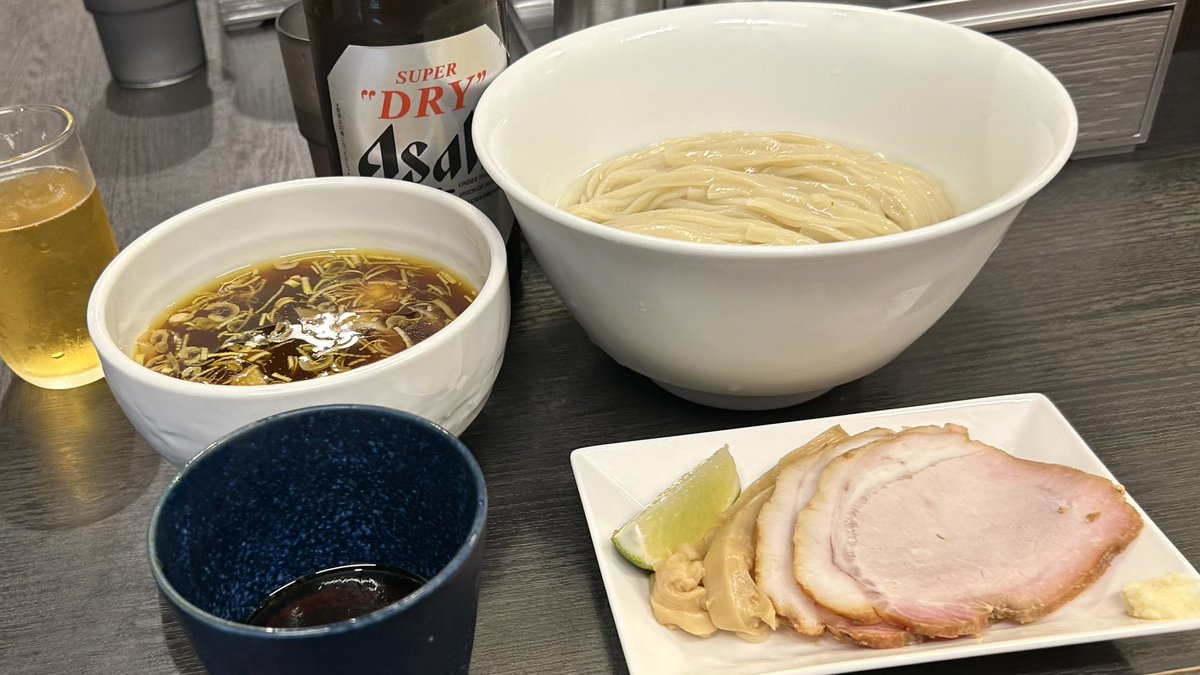 timaiz's tweet photo. 横浜中華そば 維新商店@横浜
つけそば+わんたん増し(3)

昆布水に浸かった平打ち麺のコシの強さと流麗➰滑らかな喉越し🥰
つけ汁は膨よかでもありキリッともしている出汁でワンタンが浮かぶ温かいメイン+蕎麦つゆのごとき鰹風味の冷たいサブ👏
どちらも主役のこの麺を引き立たせる👌
ご馳走様でした❣️ https://t.co/XP231GN5Mq