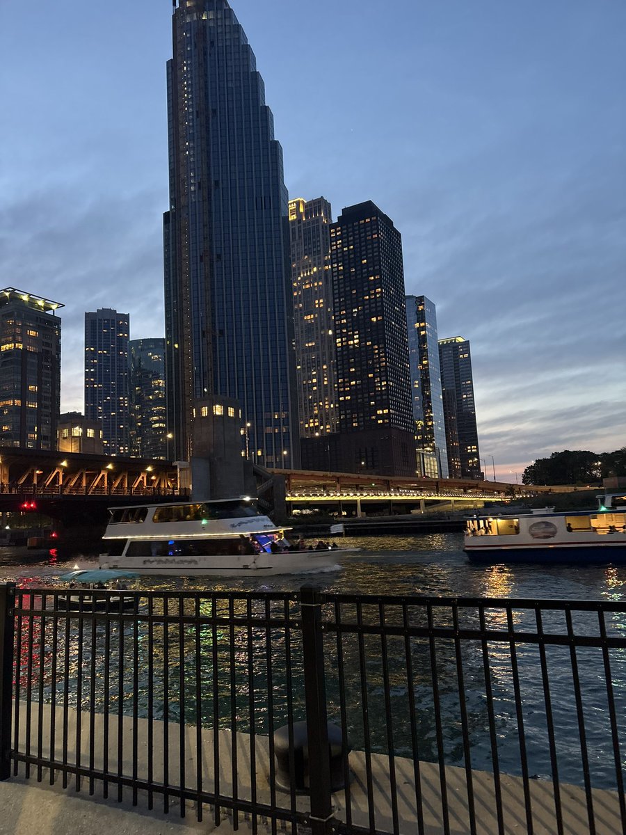 originalrockyy's tweet photo. Chicago is pure vibrations ✨🫶🏾 https://t.co/tz4613hEu2