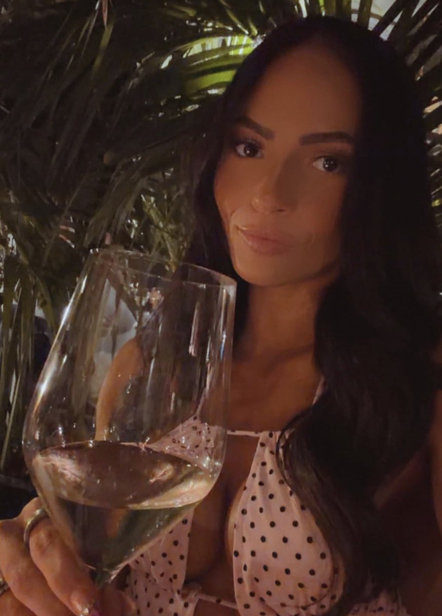 HeIsBusiness's tweet photo. A toast.. to a real man like me. 🍷 https://t.co/x9wMqhWO6q