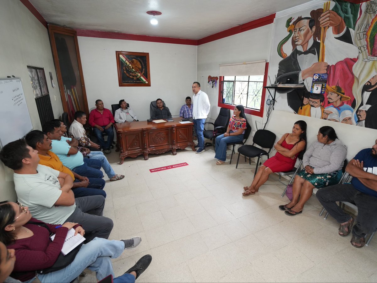 Nino_Morales1's tweet photo. Frente a cualquier intento de presión externa o práctica intervencionista, el pueblo de México ha demostrado que permanece unido en la defensa de su soberanía.

En Santiago Yaitepec nos reunimos con el presidente municipal, Basilio Vásquez Cruz, y reiteramos nuestro respaldo a nuestra presidenta, @Claudiashein.

Como muestra de reconocimiento con este proyecto de nación, hicimos entrega de un cuadro de nuestra presidenta, acompañados de mi amiga y compañera legisladora, Monse Herrera.

#PorLaSoberanía
#NinoMorales #Morena #SenadorDeTerritorio