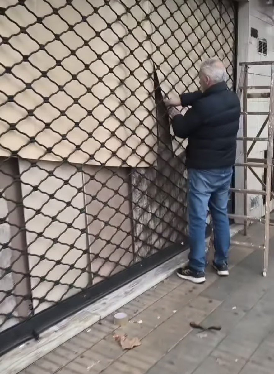therealbuni's tweet photo. Los vecinos de avellaneda ya estan preparando las barricadas para mañana y pasado

También estan recomendando comprar comida para varios dias, no salir y cuidar a las mascotas porque las pueden carnear 

No quieren repetir el sanwichazo https://t.co/UWt5vCFTQW