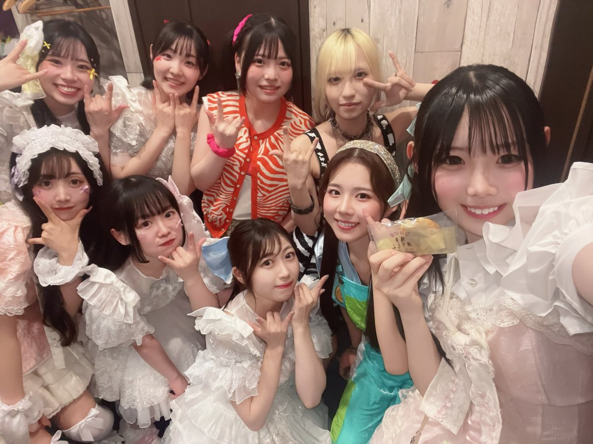 plaribbo_yumeru's tweet photo. Girls be bad（@GBB_info ）さん!
お写真ありがとうございました🤘🏻

通りもんげっとーー🥹♡
大阪なので、がめつく！！！笑
またご一緒できますように🎀

#GBB #badknee #バッドニーツアー https://t.co/TBakbwCc6h