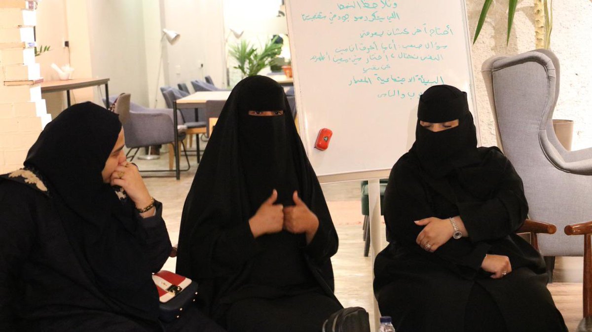 Growthcaffe's tweet photo. شهد اللقاء تفاعلًا لافتًا من الحضور الذين أثروا النقاش بقراءات وتأملات متنوعة حول قصيدة "مجموعة إنسان" ، حيث تنوعت وجهات النظر في تفسير معانيها وأبعادها الإنسانية، مما أوجد حوارًا ثريًا عكس عمق النص وأتاح مساحة لتبادل الرؤى والانطباعات الفلسفية. #الشريك_الأدبي https://t.co/pLlj6Yc9vH