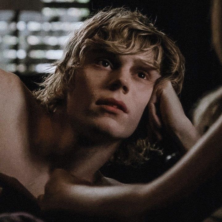 TheCinesthetic's tweet photo. Evan Peters in American Horror Story https://t.co/kmyiKSBGmR