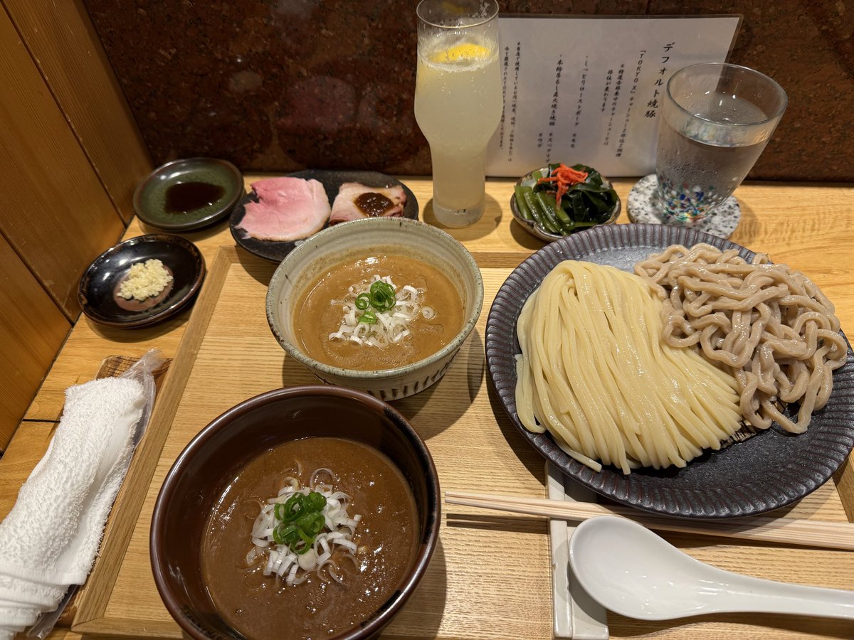 okapin's tweet photo. 中華蕎麦とみ田（松戸）
「つけめん 合盛り+Wスープ+生にんにく+白ワイン」

昨日の"祭り"の余韻冷めやらぬ中、
"ドレスコード"の20周年BOUNTY HUNTER Tシャツを身に纏い
21年目の通常営業に初訪問👕

Wスープ（豚骨魚介&amp;純豚骨）×合盛り（大吟醸かさね麺&amp;全粒粉麺）で
21年目の味わいを堪能しました🍜 https://t.co/cTVBOu71sM