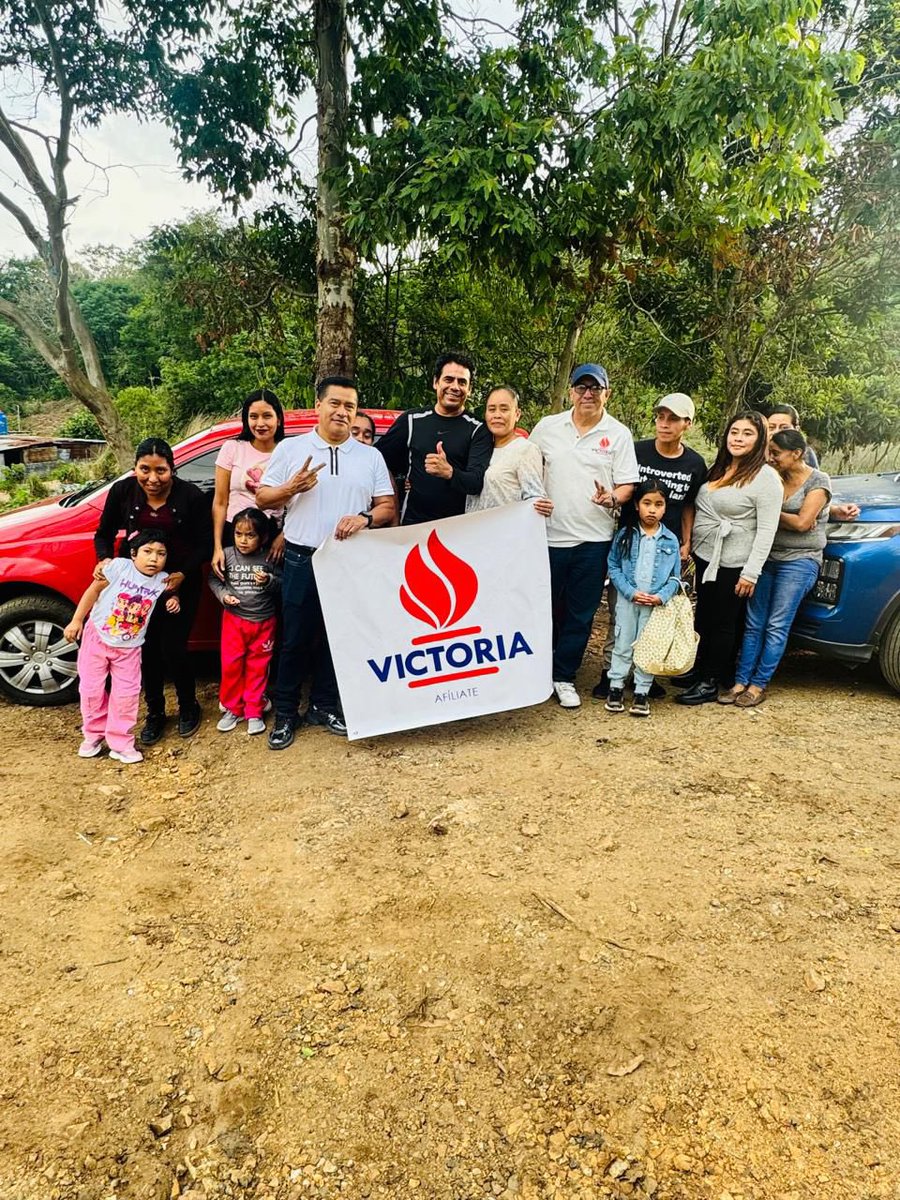 RamonHernande23's tweet photo. #Politica
La dirigencia del partido victoria visita Chinautla, en una jornada de afiliación en Santa Cruz y la cumbre del guayabo el secretario general Manuel Rivera acompañó al equipo de Geovani Pineda afiliando a los vecino del municipio al partido Victoria
#Afiliacion #PartidoVictoria #AñoPreelectoral