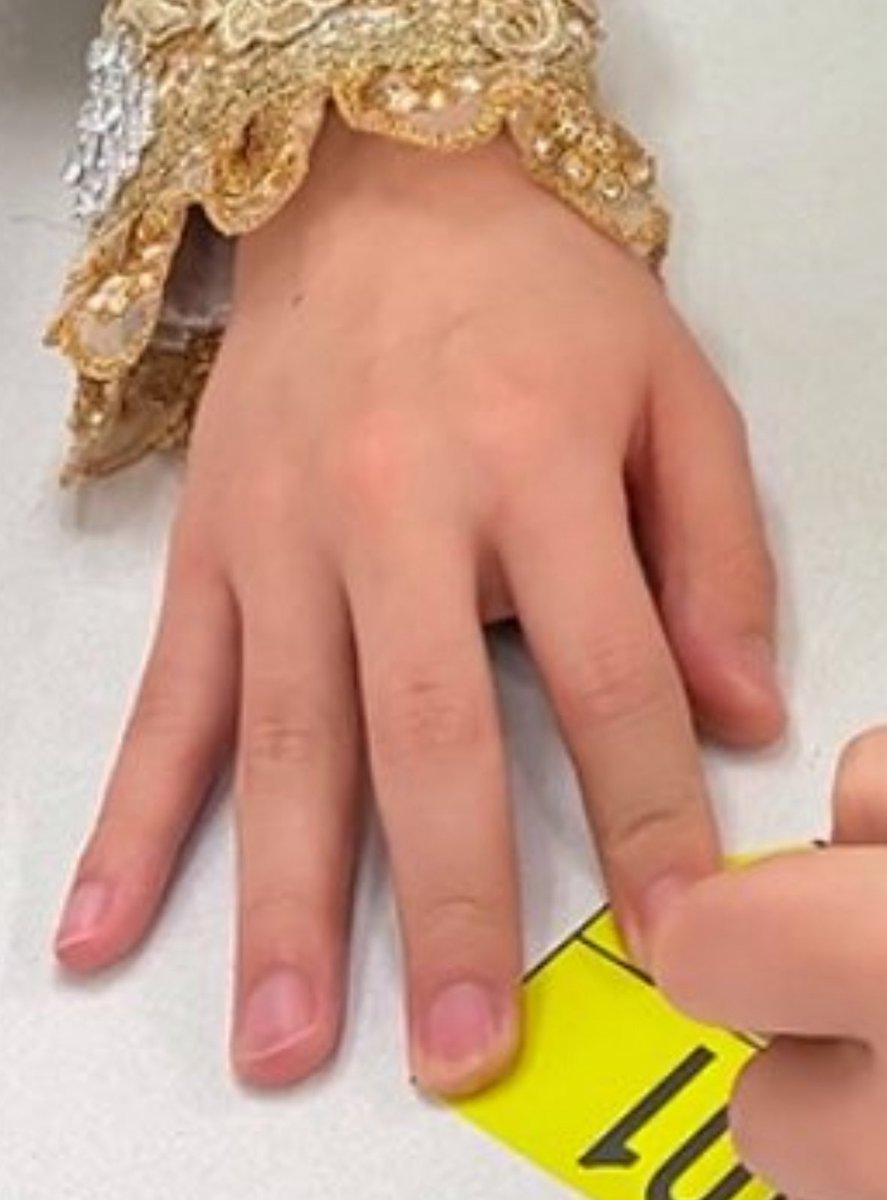 oxe_milk's tweet photo. 個人的に吉田さんの手は「手指」というより「おてて」ぽい。"ぺちっ"とか"てしっ""もきゅ"って効果音がちっちゃく聞こえてくる感じらぶ https://t.co/w07mKui6hV