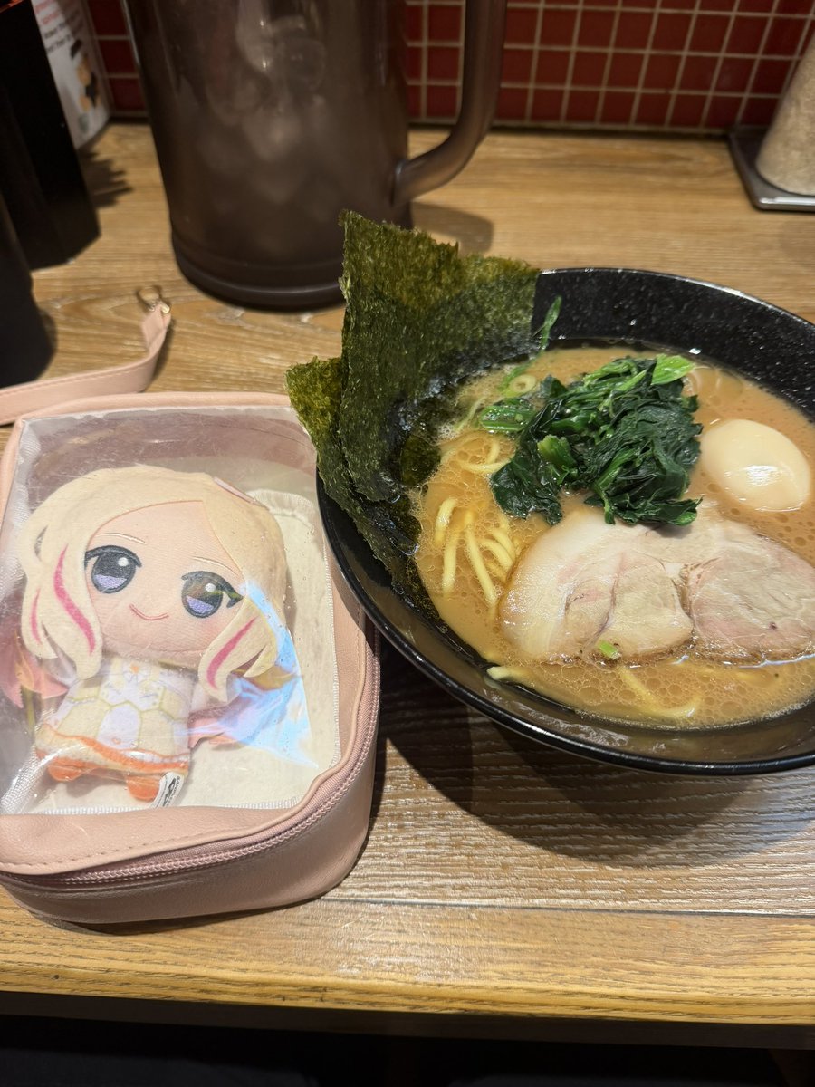 tkg19951027's tweet photo. 横浜といえば家系ラーメン #家系ラーメン #ラーメン #横浜 #旅行 #せなぬい  #学マス https://t.co/KSJh2Im9SV